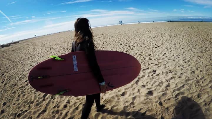 マッケンジー・ダーンのインスタグラム：「Missing days like these 💕🏄🏻‍♀️ 🎥 @santoswesley  #stayhome」