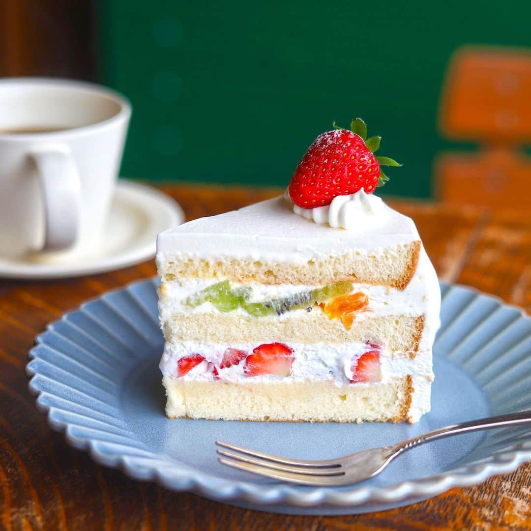 のインスタグラム：「. .  CHABO喫茶 @chabo_tezukayama  いつも あるとは限らない ショートケーキが この日はたまたま。  ふわふわなんだけど しっかりとしている 絶妙なバランス感。  #CHABO喫茶#coffee#sweets」