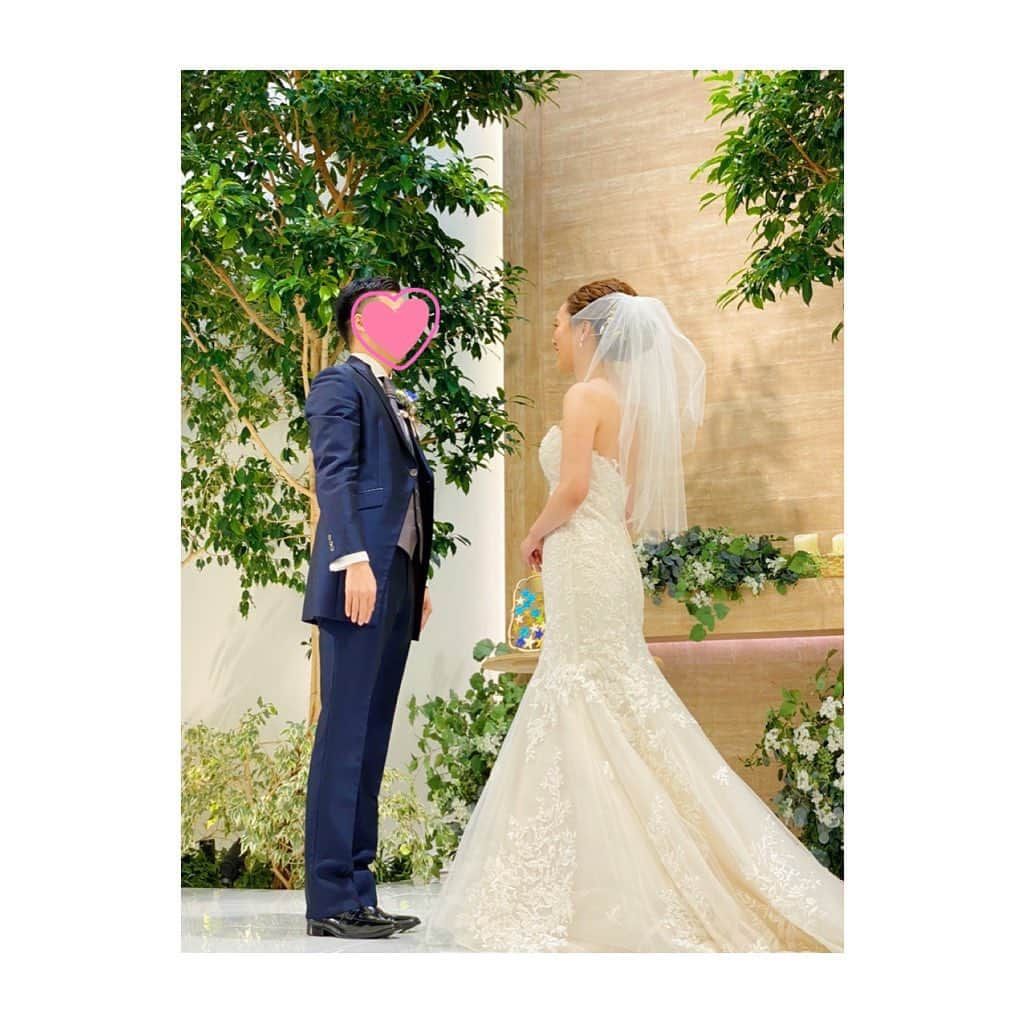 竹澤萌子さんのインスタグラム写真 - (竹澤萌子Instagram)「今日は結婚記念日でした👩‍❤️‍💋‍👨💗💗 . . 今年は記念日dinnerは自粛し、　#炭火焼肉長兵衛　の美味しいお肉をお持ち帰りしてお家で焼肉🍖🌸🌸　美味しかった〜🥺❤️ . . ここしばらくはずっと、 育児しながら結婚式の準備漬けの毎日で、挙式を終えた後はすぐに子供たち👶🏻👧🏻の保育園デビューの準備🤣💦 . . 忙しくてなかなか更新出来ないけど、 先日の挙式の写真もそろそろゆる〜く更新していこうかな😚💋 . . #結婚記念日#結婚2周年#結婚3年目突入#結婚式#卒花#卒花嫁#2020春婚#ファミリー婚#アルカンシエル金沢#アルカンシエル#片町きらら#マーメイドドレス#マーメイドライン#結婚式#2ndanniversary#weddinganniversary#weddingdress#bridal#instawedding#instagood」4月4日 23時41分 - moeco_world