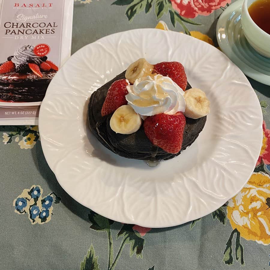 那須愛里さんのインスタグラム写真 - (那須愛里Instagram)「〝CHACOAL PANCAKES🥞〟﻿ .﻿ .﻿ チョコレートパンケーキぢゃないよ!!﻿ チャコールパンケーキ❤︎⚫️﻿ 週末は実家で自粛おうち時間🍽🏡﻿ ﻿ チョコレートパンケーキのMIXをもらったので﻿ 母と一緒に作ろぉーということで、実家に行ったら…﻿ チョコぢゃなくでチャコールでした🤭‼︎﻿ 真っ黒のパンケーキは甘さがなくヘルシー🍃﻿ フルーツ+ホイップをトッピングしていい感じの糖分を接種🍓🍌﻿ ハワイのBASALTというお店のパンケーキMIXです。﻿ .﻿ .﻿ .﻿ 話はかわって…﻿ ﻿ コロナで不安いっぱいの生活をしている妊婦さん🤰﻿ @loveli_official ちゃんが、昨日からインスタライブで産婦人科医の先生と、妊婦さんたちが抱えている悩みを対談してくれています。﻿ ﻿ いつもとは違うカラダなだけでも不安なのに、コロナで余計に不安いっぱいな方も多いはず！﻿ ﻿ 見ていても、私と同じようにいろんな不安な声が…﻿ ・総合病院にある産婦人科で検診に行くのも不安﻿ ・胎児への影響わ？﻿ ・母親学級が中止になってしまい初産なのに不安﻿ ・立会出産、面会が中止になり不安。﻿ ・免疫が下がっているので妊娠中にコロナになってしまったら？薬も飲めないし、妊婦は重症化しやすいので不安﻿ ・働く妊婦さんの不安﻿ ﻿ みんな悩みは同じなんだなーと思い、 読みながらポロポロと泣けてきました。﻿ ラブリちゃんは定期的にインスタライブをするようなので、これからもチェックしてみようと思います‼︎﻿ あと今日でていた産婦人科の先生 @nanako1103 さんは、オンラインで母親学級の内容などを発信してくれるそうです！﻿ 妊婦のみなさん、頑張りましょう🥺﻿ .﻿ .﻿ #CHACOALPANCAKE﻿ #PANCAKE﻿ #BASALT #チャコールパンケーキ #チャコールパンケーキミックス #妊婦7ヶ月 #マタニティライフ﻿」4月4日 23時42分 - aaairixoxo