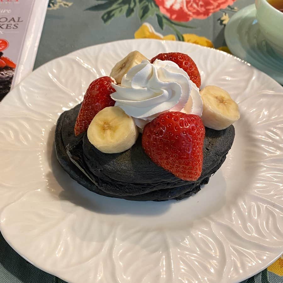 那須愛里さんのインスタグラム写真 - (那須愛里Instagram)「〝CHACOAL PANCAKES🥞〟﻿ .﻿ .﻿ チョコレートパンケーキぢゃないよ!!﻿ チャコールパンケーキ❤︎⚫️﻿ 週末は実家で自粛おうち時間🍽🏡﻿ ﻿ チョコレートパンケーキのMIXをもらったので﻿ 母と一緒に作ろぉーということで、実家に行ったら…﻿ チョコぢゃなくでチャコールでした🤭‼︎﻿ 真っ黒のパンケーキは甘さがなくヘルシー🍃﻿ フルーツ+ホイップをトッピングしていい感じの糖分を接種🍓🍌﻿ ハワイのBASALTというお店のパンケーキMIXです。﻿ .﻿ .﻿ .﻿ 話はかわって…﻿ ﻿ コロナで不安いっぱいの生活をしている妊婦さん🤰﻿ @loveli_official ちゃんが、昨日からインスタライブで産婦人科医の先生と、妊婦さんたちが抱えている悩みを対談してくれています。﻿ ﻿ いつもとは違うカラダなだけでも不安なのに、コロナで余計に不安いっぱいな方も多いはず！﻿ ﻿ 見ていても、私と同じようにいろんな不安な声が…﻿ ・総合病院にある産婦人科で検診に行くのも不安﻿ ・胎児への影響わ？﻿ ・母親学級が中止になってしまい初産なのに不安﻿ ・立会出産、面会が中止になり不安。﻿ ・免疫が下がっているので妊娠中にコロナになってしまったら？薬も飲めないし、妊婦は重症化しやすいので不安﻿ ・働く妊婦さんの不安﻿ ﻿ みんな悩みは同じなんだなーと思い、 読みながらポロポロと泣けてきました。﻿ ラブリちゃんは定期的にインスタライブをするようなので、これからもチェックしてみようと思います‼︎﻿ あと今日でていた産婦人科の先生 @nanako1103 さんは、オンラインで母親学級の内容などを発信してくれるそうです！﻿ 妊婦のみなさん、頑張りましょう🥺﻿ .﻿ .﻿ #CHACOALPANCAKE﻿ #PANCAKE﻿ #BASALT #チャコールパンケーキ #チャコールパンケーキミックス #妊婦7ヶ月 #マタニティライフ﻿」4月4日 23時42分 - aaairixoxo