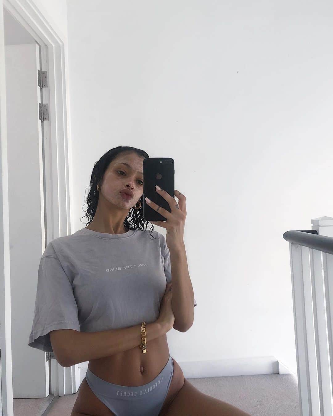 ジェイデ・ピアスのインスタグラム：「Me this morning, face mask on, hair mask on. Having a pamper day today so my makeup can be poppin tomorrow! Also gave in yesterday and threaded my eyebrows myself for the first time in over a month because I couldn’t cope with how outgrown they were lol, it was making doing my makeup so much harder! Are you guys growing out your brows and have you given in yet?」