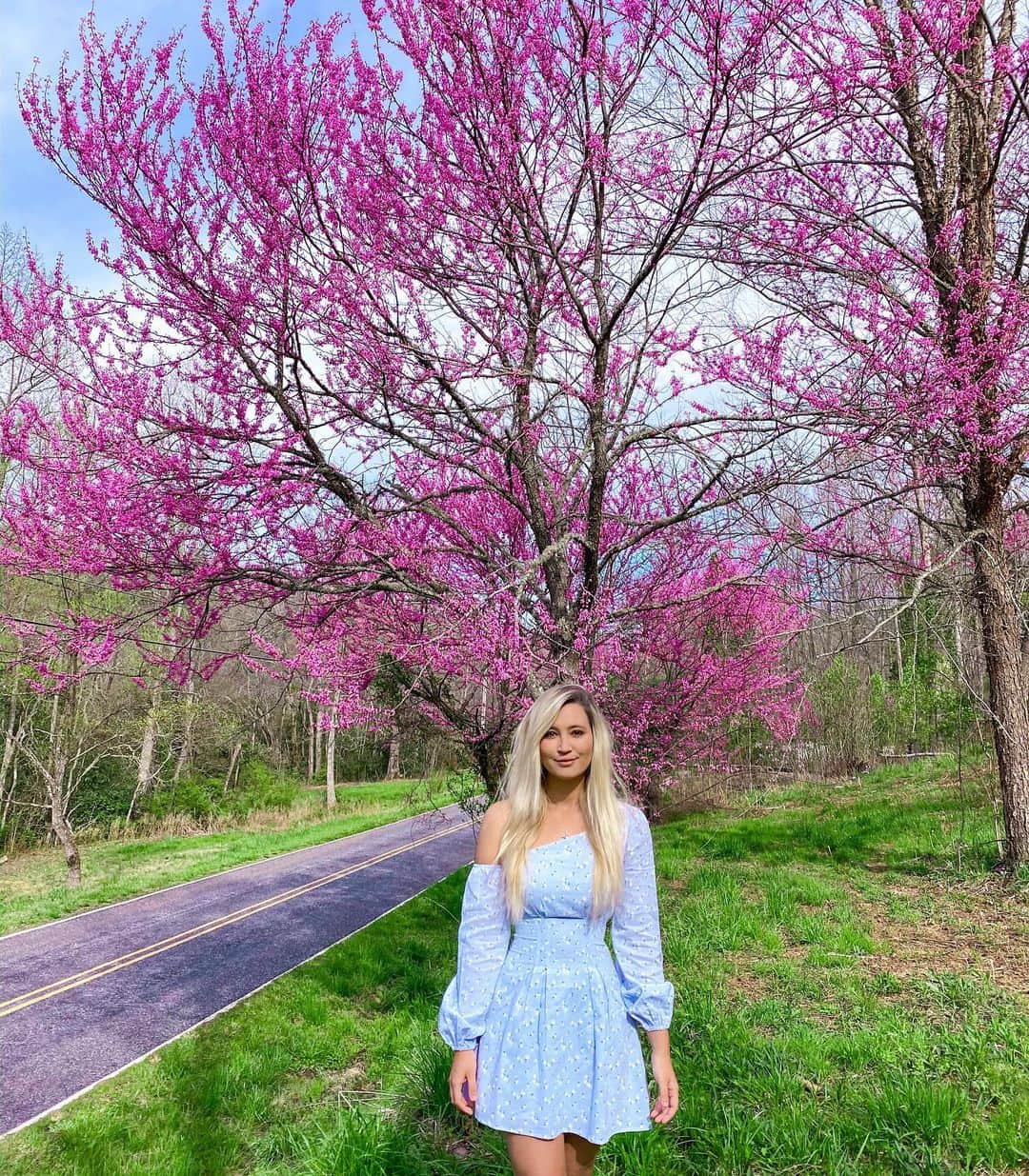 サシャ・カリスのインスタグラム：「Stopping to smell the flowers 🌸  What are you guys up to today? Looking for new activities for this weekend, any recommendations? :)」