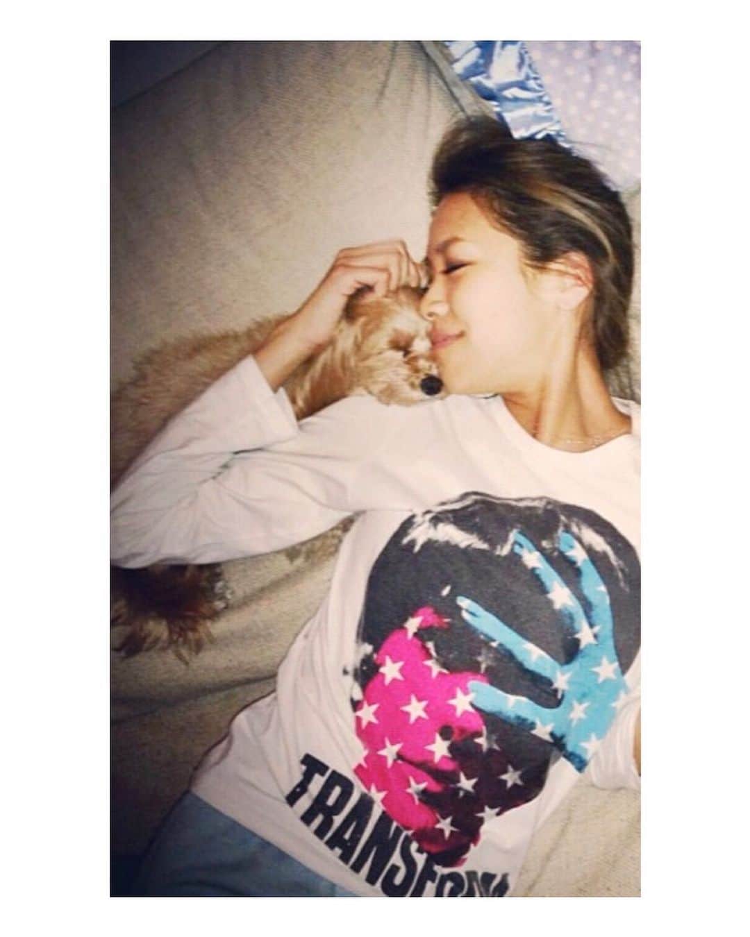 坂倉アコのインスタグラム：「Saturday night cuddle w/ Ocho🐶❤️ Home sweet home🏠 Stay home for your loved ones....💞 大切な人達を守るために。  #おうち時間 #stayhome #selfquarantine #love #homeiswheretheheartis #safe #gratitude #❤️ #myloves #maltesepoodleocho」