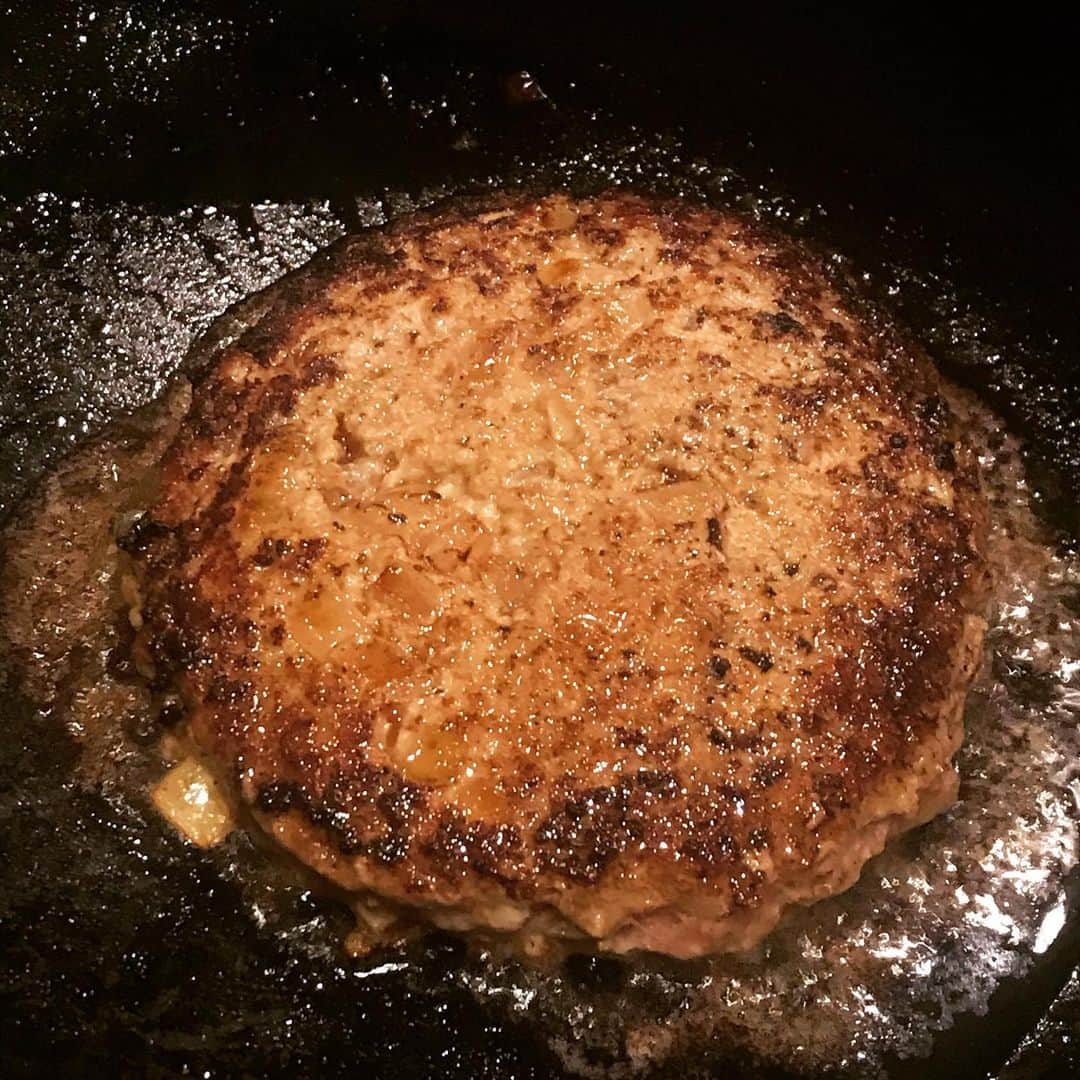 井手大介のインスタグラム：「科学実験中 #tge897 #themancave #ハンバーグ」
