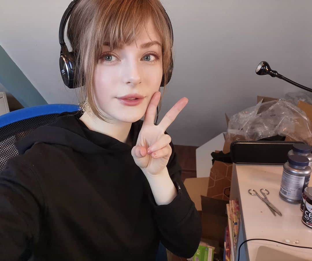 Ella Freyaのインスタグラム：「Just filmed a quarantine haul. Yes those are the boxes in the background.」