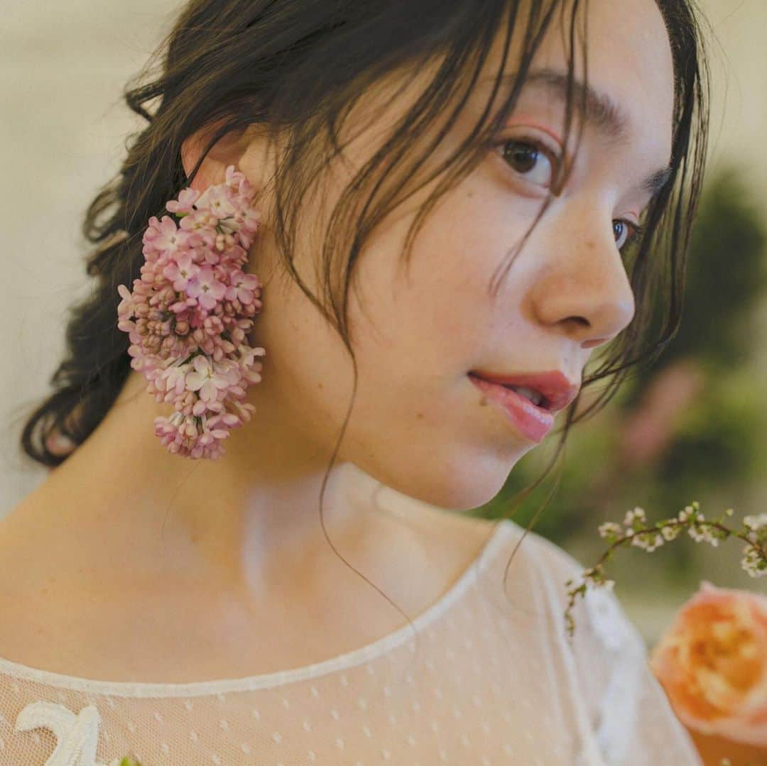 河野麻里のインスタグラム：「・ ・ ライラックのお花を イヤリングみたいに つけました♡ ・ ・ #マリhair #浜松市 #wedding #プレ花嫁」