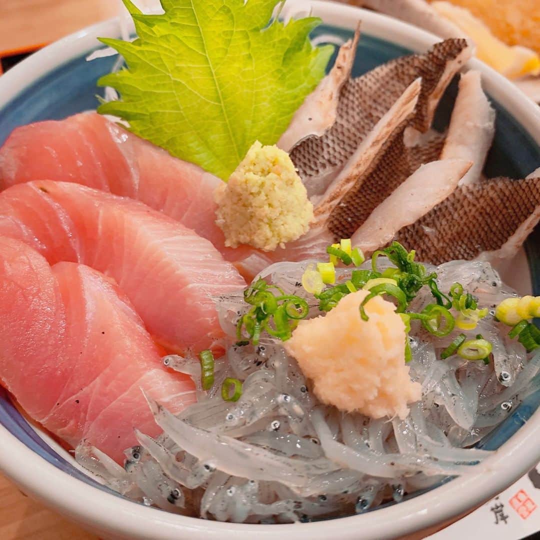 アレンさんのインスタグラム写真 - (アレンInstagram)「Japanese Fresh rice bowl is delicious of seaside local🐟Well, every Japan's places are surrounded  by the beautiful sea, though☺️✨ 小田原の地魚食べてきたわよ〜❣️✨🐟とにかくご当地の美味しいもの食べるの大好きクァトロよ💖😍 #japanesefood #japantrip #japanfood #japanculture #asianmodel #asianfood #asianboy #beautifulboy #japaneseboy #plasticsurgery #cosmeticsurgery #asianbeauty #delicious #delicious_food #japan_focus  #グルメ #グルメ巡り #小田原 #海鮮丼 #地魚料理 #魚河岸でん #美味しいもの大好き #整形男子 #整形 #アレン #海鮮  #あじフライ」4月5日 0時48分 - allen_japan_official