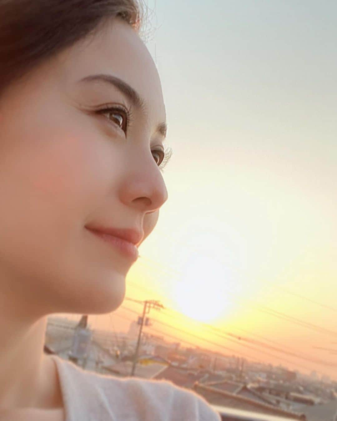 富永沙織さんのインスタグラム写真 - (富永沙織Instagram)「The sun gives me energy! 太陽は私をポジティブにしてくれる⭐️✨ 夕焼けは晴れ🍀 ・ #believeinyourself  #sunset  #energy  #夕陽🌇  #太陽大好き  #太陽の力ってすごい  #楽しいこと  #モチベーションup  #太陽に力をもらう  #夕焼けは晴れのサイン  #believe #thesungivesmeenergy」4月5日 1時10分 - saori_tominaga