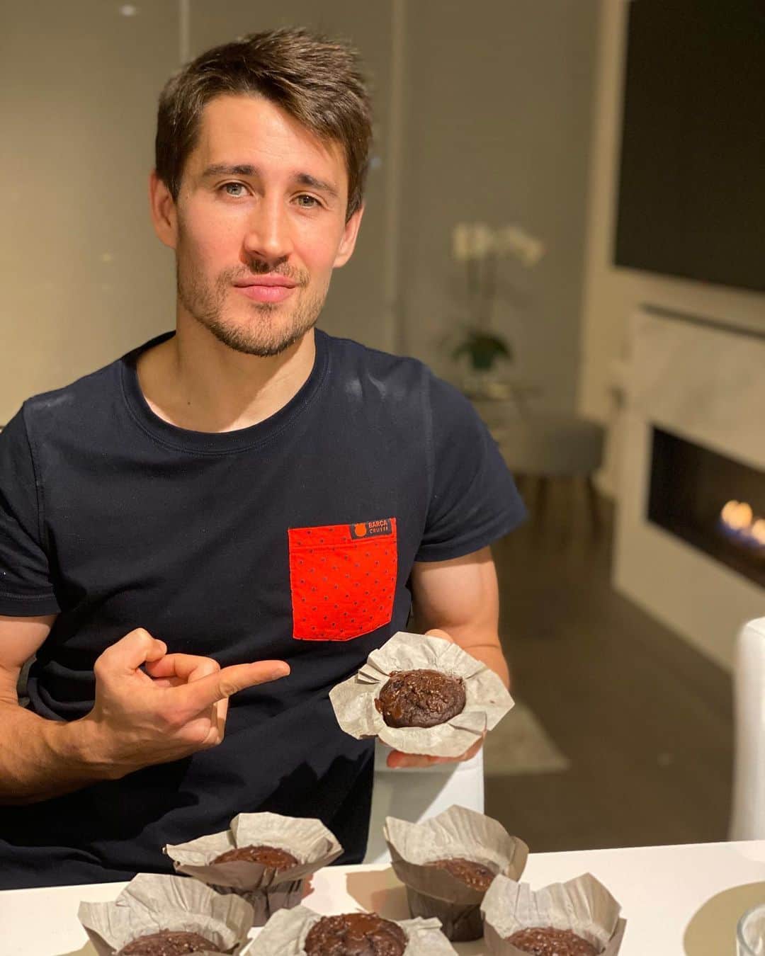ボージャン・クルキッチのインスタグラム：「Disfrutando del sábado en la cocina. 👨‍🍳 ¡Gracias @chefbosquet por la receta de estas muffins sanas y buenísimas! 🥧🔝👏// Enjoying my Saturday in the kitchen.👨‍🍳 Thanks to @chefbosquet for the recipe of these healthy and delicious muffins! 🥧🔝👏」