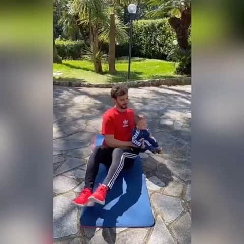 のインスタグラム：「Io passo le giornate così, voi? #HomeTeam @adidasita @adidas」