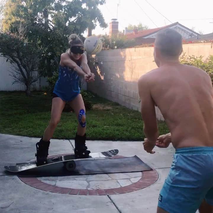 エイプリル・ロスのインスタグラム：「I didn’t go snowboarding this winter bc I thought we had the Olympics this summer and I wanted to try the balance challenge but don’t own a balance board, sooo #problemssolved🤪 ⠀⠀ This was way harder than I thought it would be! Special thanks to roomie @kylefriend10 for making sure I didn’t break anything 🙏🏼」