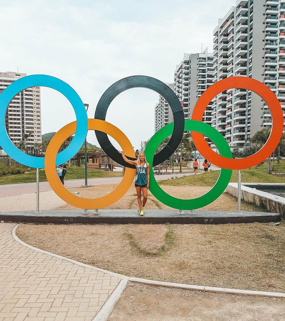 マリヤ・コロレバのインスタグラム：「NEW BLOG POST ALERT 🚨 I think we can all agree that we are living in an unprecedented time as the COVID-19 pandemic has swept the world in the span of a few short months. Amongst many other affected groups, the lives of elite athletes have been dramatically affected, especially since the virus decided to strike in an Olympic year. • Last week the IOC announced the postponement of the 2020 Tokyo Olympics to July 2021. Given the current state of the world, this decision was inevitable but heartbreaking to the thousands of athletes whose training had been suspended and Olympic dream was delayed. • The Olympic Games have never been postponed in the history of the modern Olympic movement, so we are wading through uncharted territory! Because this is such an unprecedented situation, I asked five U.S. elite athletes how were handling this news, what they thought about the postponement, and how their training has been impacted by the coronavirus. • Click on the link in my bio or go to mariyakoroleva.com to read @daniellaaramirezzz, @aka_mcfierce, @katieledecky, @alixklineman, and @rowgracie’s thoughts on the Tokyo 2020 postponement ✨ @olympics @olympicchannel @teamusa」