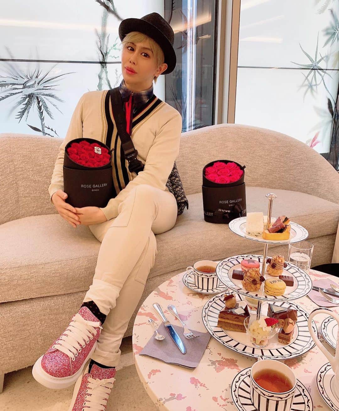 アレンのインスタグラム：「Luxuriate stylish space Cafe Dior Ginza with my beautiful roses🌹💋💖I love Dior's worldview✨💎 銀座のDior Cafe🍽✨💎 アフタヌーンティー行ってきたわ〜☕️💋💖ブゥッ マカロンとかチョコレートケーキが、めちゃ、美味しくてクァトロ。 Dior✨の美しい世界観、大好きサマンサよ‼️ #cutefood #japantrip #japanculture #asianmodel #asianfood #asianboy #beautifulboy #japaneseboy #plasticsurgery  #asianbeauty #delicious_food #sweets #dior #diorcafe #japan_focus #picturesque #afternoontea #ginzatokyo  #アフタヌーンティー #グルメ巡り #銀座 #ディオールカフェ #スイーツ男子 #インスタ映えスポット #美味しいもの大好き #整形男子 #整形 #アレン #可愛い💕 #インスタ映え」