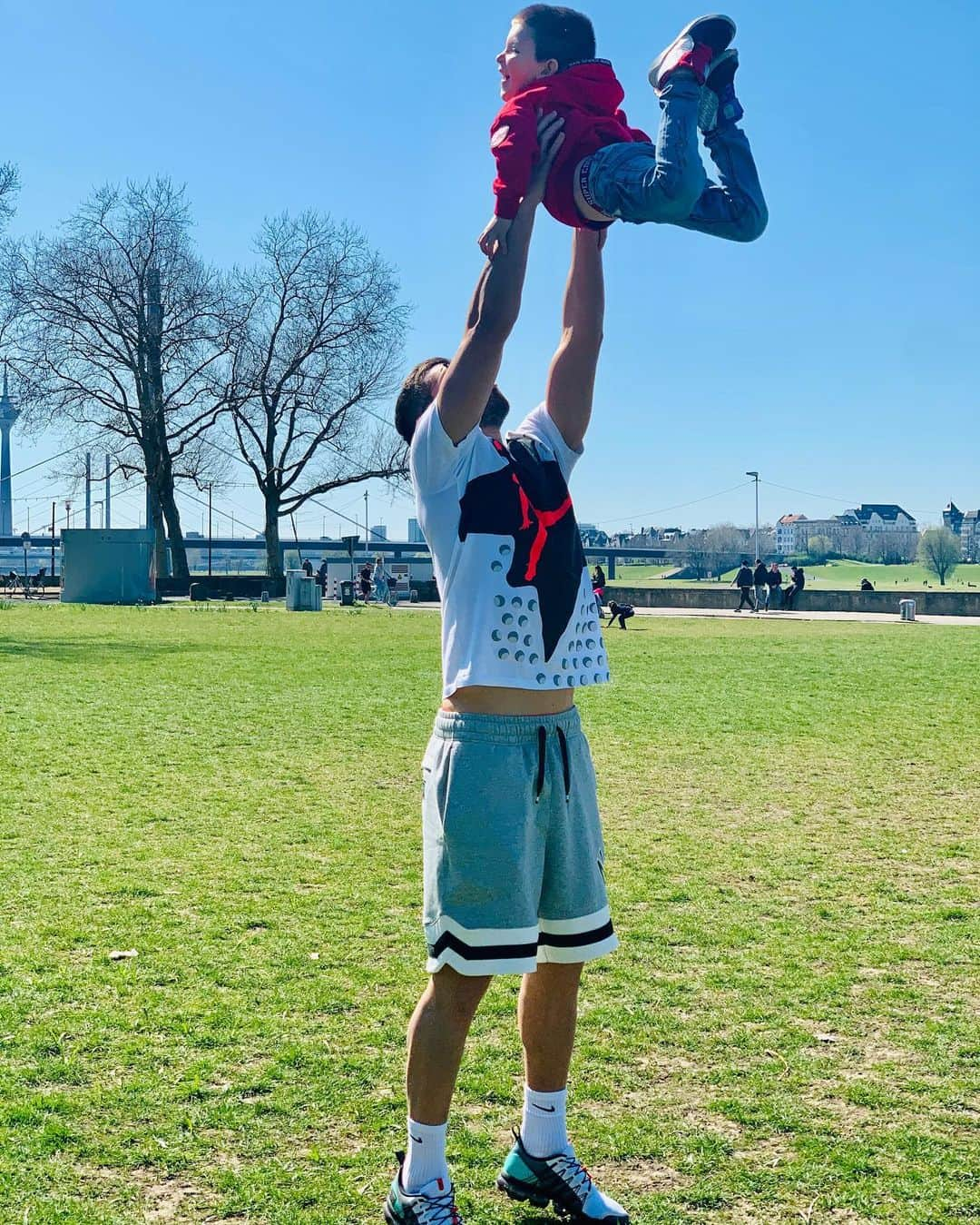 マティヤ・ナスタシッチのインスタグラム：「Ich nutze die Tage aktuell um mehr Zeit mit meiner Familie zu verbringen. 👨‍👩‍👧‍👦 Heute haben wir das schöne Wetter genutzt und einen kurzen Spaziergang am Rhein gemacht. ☀️😎 Wie vertreibt ihr euch die Zeit zuhause? #love #goodvibes #familly #staysafe #bleibtGEsund」