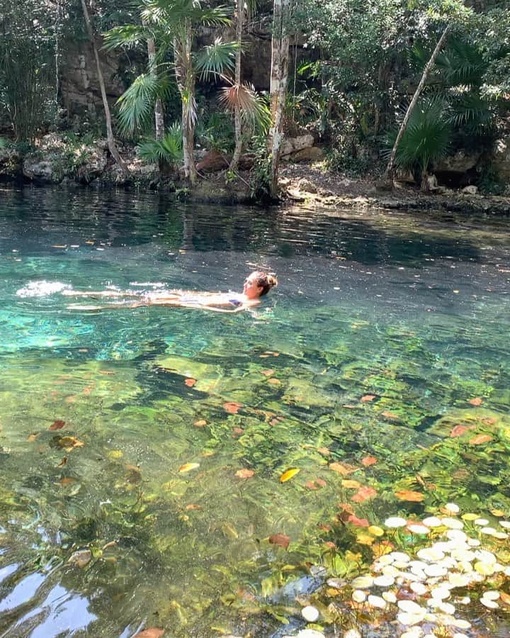 ズザンナ・ヤカボスのインスタグラム：「Sky above, water below, peace within.  #tb」
