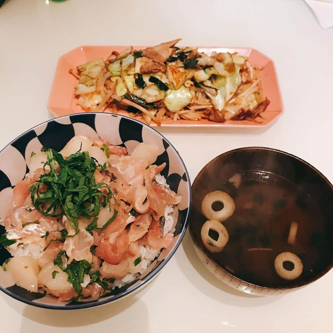 堀川絵美さんのインスタグラム写真 - (堀川絵美Instagram)「手料理投稿。 ①最近しょっちゅう作る鶏むね肉マキシマムスパイス焼き。もやしにら炒めとマッシュポテト（OUTBACKステーキのテイクアウト、ばりうま）添え。 ②こちらも最近しょっちゅう作る海鮮づけ丼。その日食べたい味付けのタレを適当に作って、そこにその日食べたい海鮮を浸けてのっけただけ。そして野菜炒めと松茸のお吸い物。 ③食べたいとリクエストがあったのでとうとう組み合わせてしまった。むね肉マキシマムと海鮮づけ丼。お味噌汁は確か玉ねぎと白菜。あとはサラダ。ブロッコリースプラウトなんて乗せちゃって。 ④この日、なんの前触れもなく病的なくらいカブが食べたくなって買いに走り作った鶏そぼろあんかけ。めちゃうま。しかしなんやったんやあの衝動 ⑤鯖と白身魚（名前忘れた）の混ぜご飯。大葉と白ごまがいい仕事するよ ⑥これもよく作る大根とツナのサラダ。柚子胡椒とマヨネーズとポン酢で和えてます ⑦明太子焼うどん。焼うどん好きすぎる。イカと明太子がありゃあパスタよりうどんに走りますね、あたいは。 ⑧鶏むね肉唐揚げ。オイスターソースとマヨネーズに漬けて片栗粉で揚げました。超絶うまい。唐揚げは断然むね肉派。唐揚げでなくともむね肉がうまい。」4月5日 1時49分 - horipis