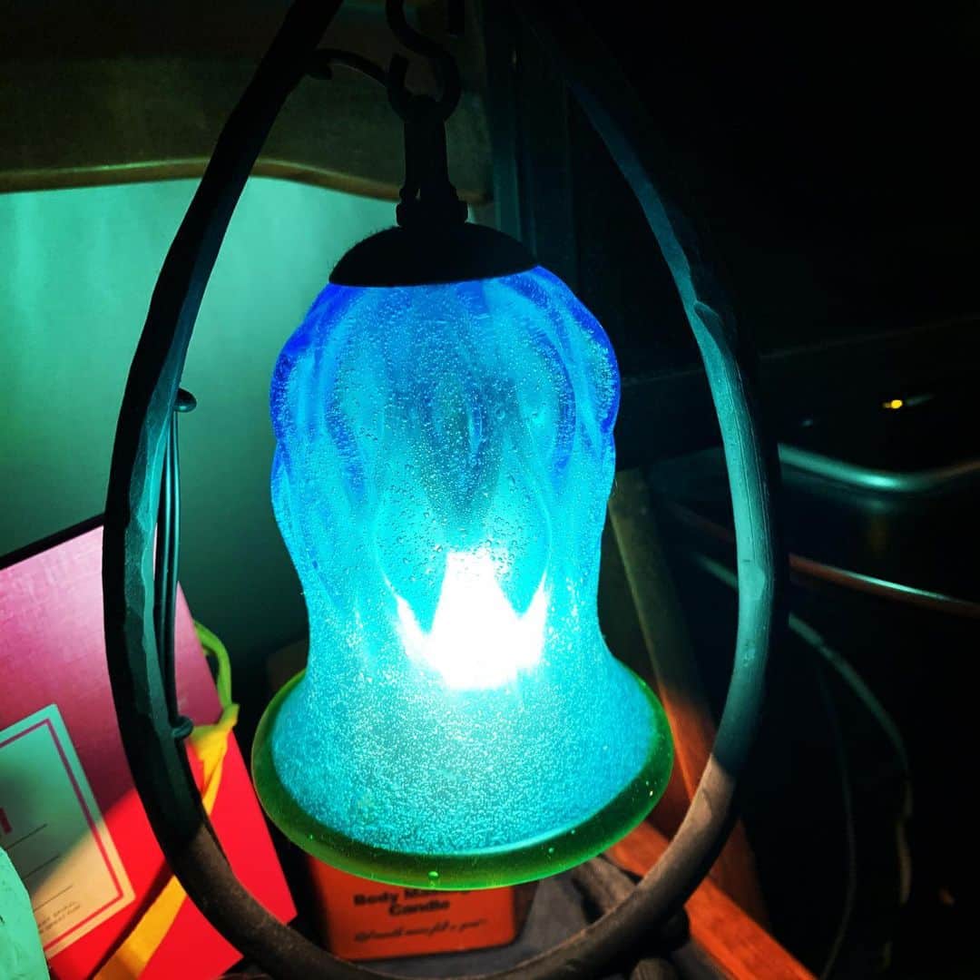 倖田李梨のインスタグラム：「昔、沖縄で買ったランプ  この光に癒されてます」