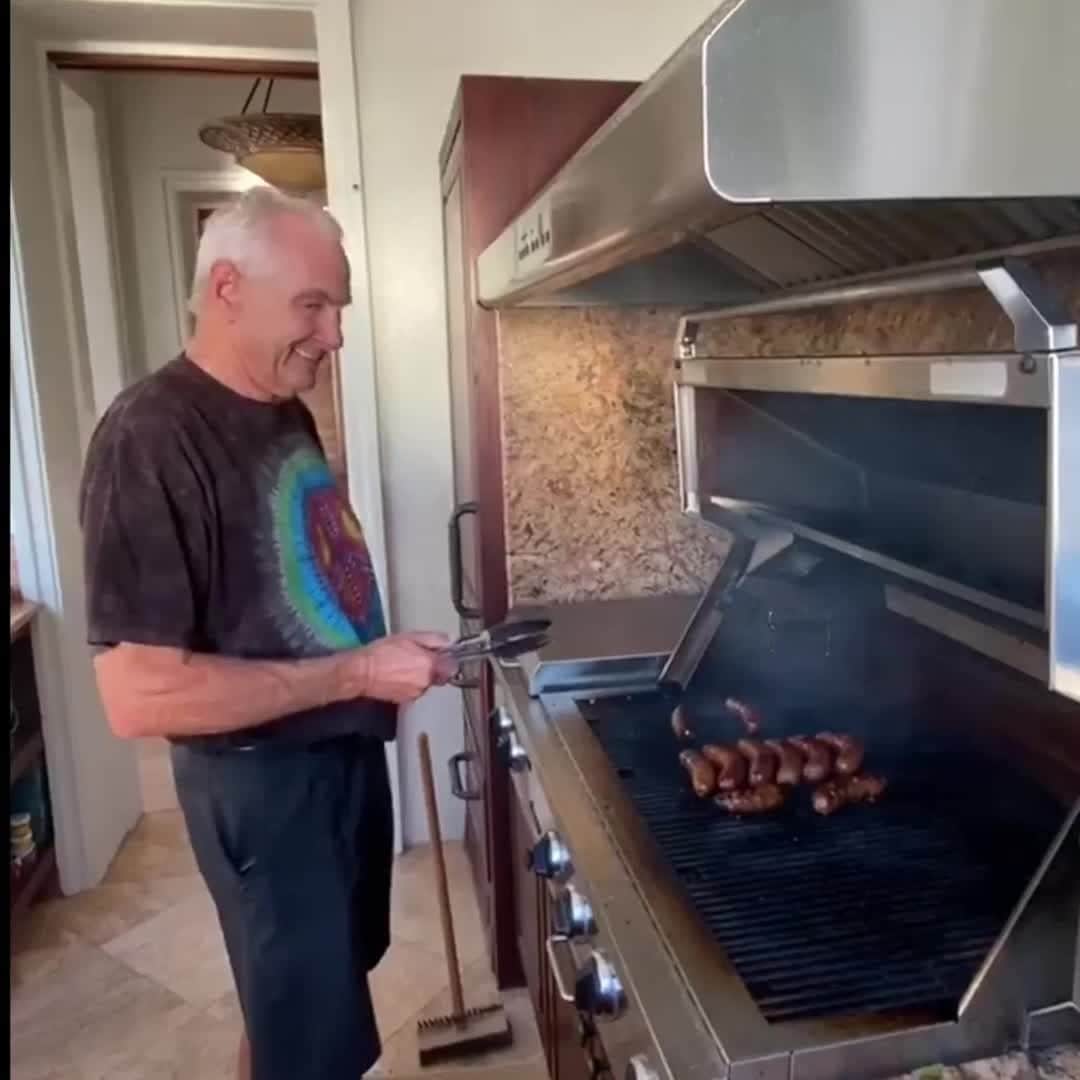 ジョンソンヴィルのインスタグラム：「Cookouts are fun with friends, even in a virtual world. Sausage fans, how are you practicing safe social distancing? Fire up those grills or skillets and share the delicious fun with us using #SocialDistancingWithSausage.  #bestthingtoputonabratisyourteeth」