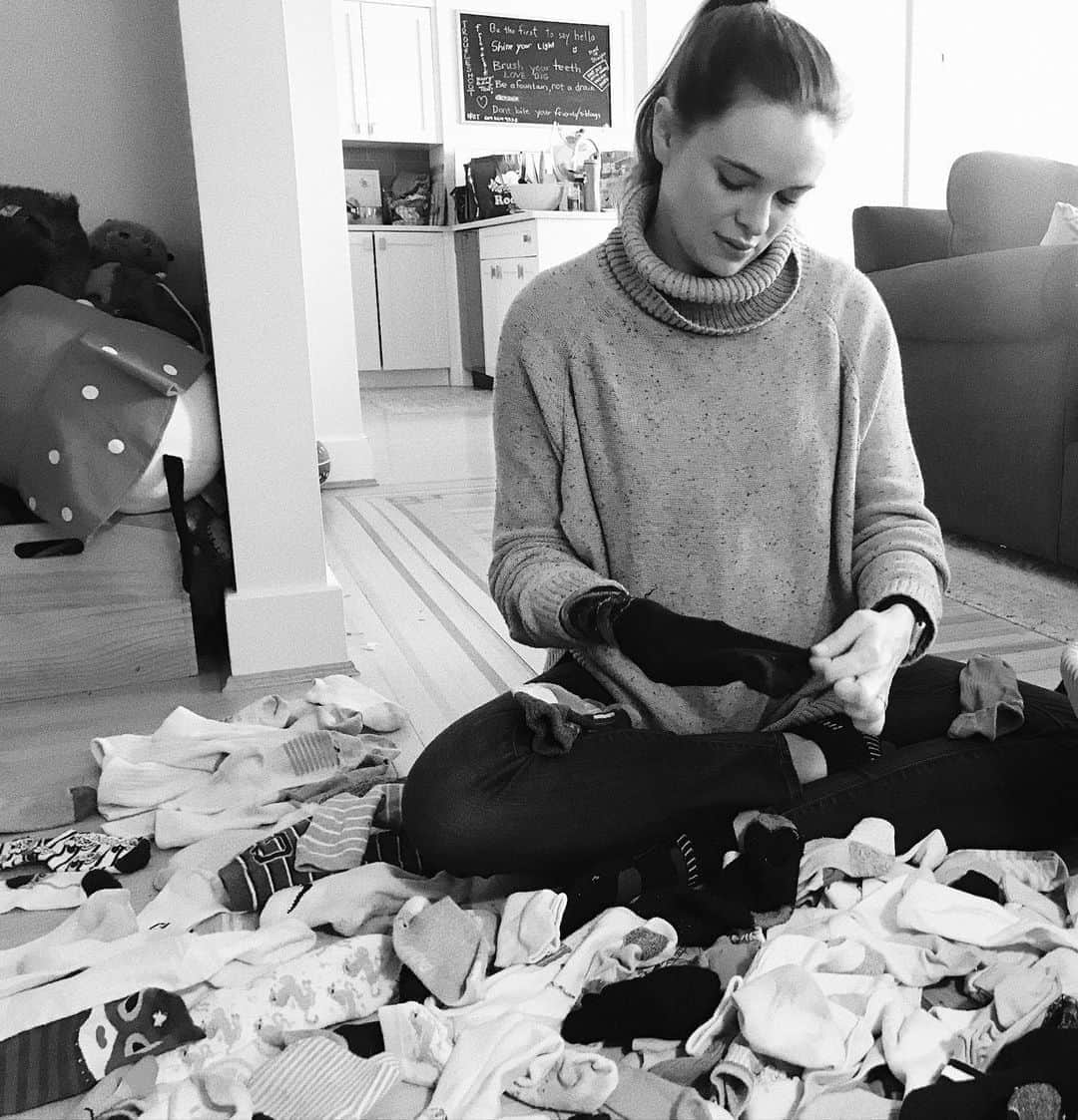 ダニエル・パナベイカーのインスタグラム：「Laundry day 🧦」