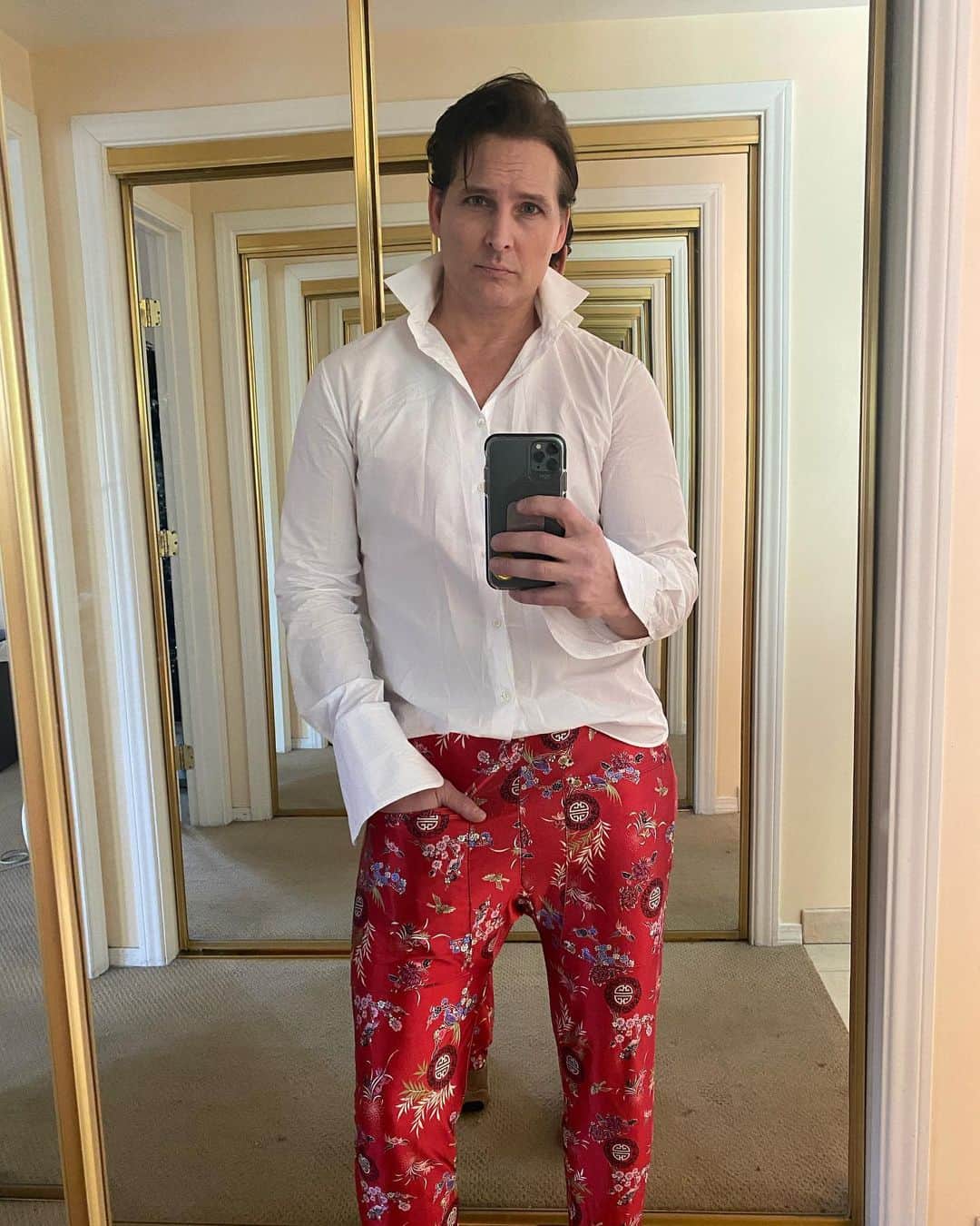 ピーター・ファシネリのインスタグラム：「Maybe this Pandemic will start a new fashion line. Pajama Chic?  Felt stir crazy. Might delete later.  Also... need a haircut. Might buzzcut. #stayinsidesavelives」
