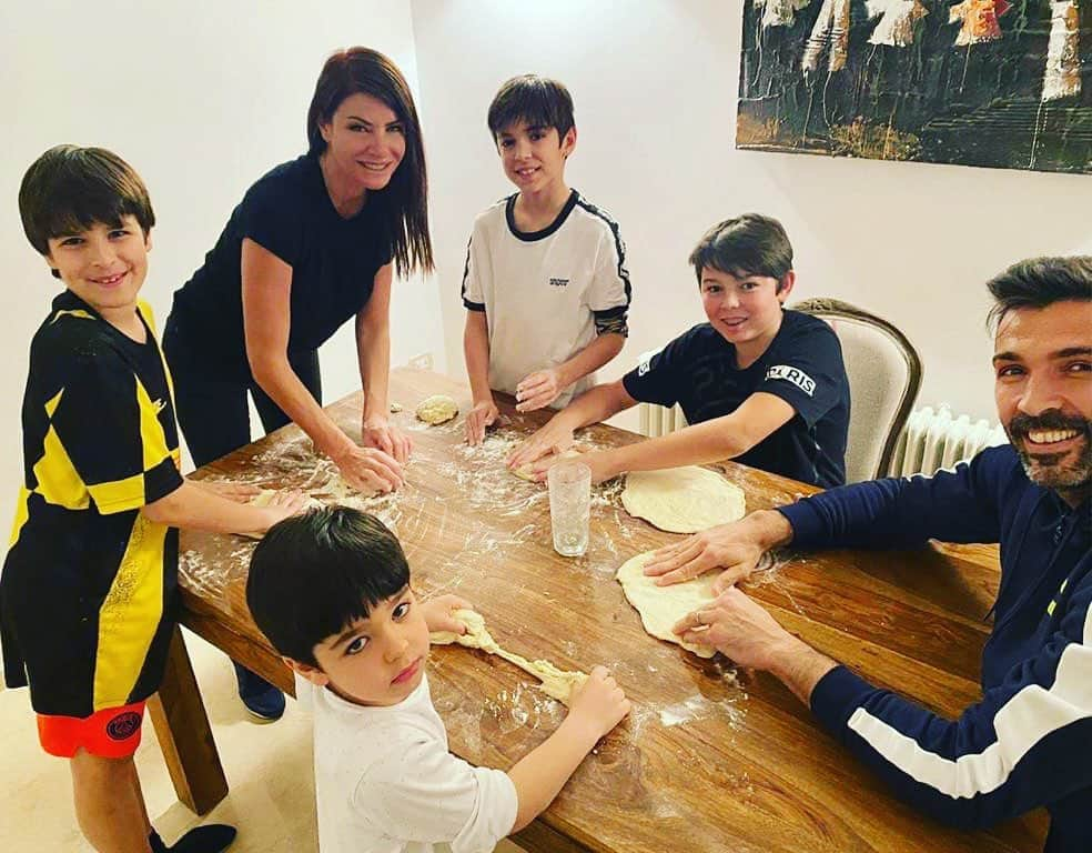 ジャンルイジ・ブッフォンさんのインスタグラム写真 - (ジャンルイジ・ブッフォンInstagram)「Saturday #pizza #party! . . #iorestoacasa #insiemecelafafemo #juventus #finoallafine #torino #family #happyfamily👪 @louis_buffon8 @david_leebuffon」4月5日 4時38分 - gianluigibuffon