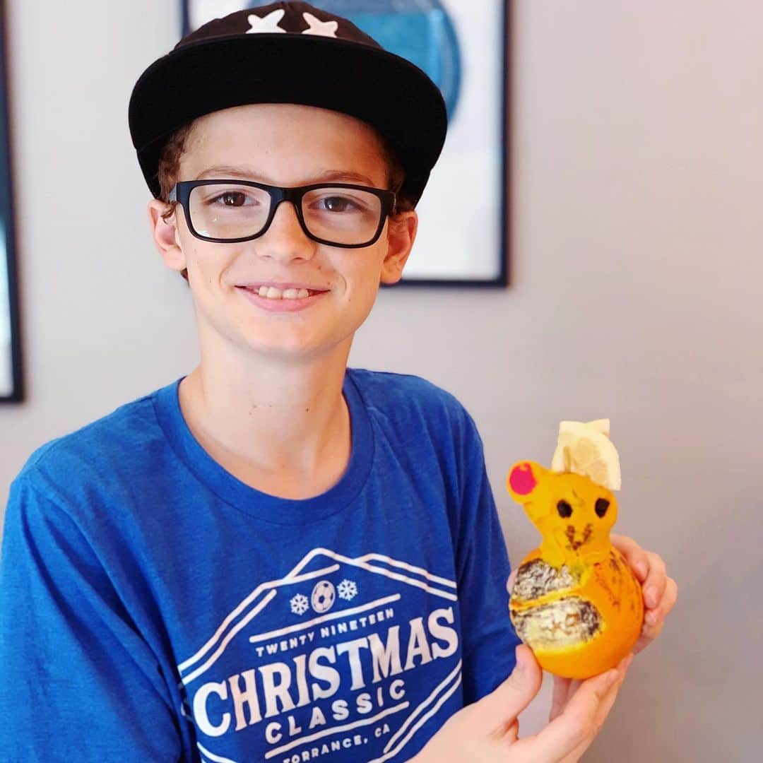 マイケル・グラント・テリーのインスタグラム：「Jack (11 yo): “NAIIILLED IT!! This is my Tiger King. We don’t have any baking stuff right now, so I used an orange for the body and started to peel some stripes but that was taking forever and I wanted to go outside, so I just drew them on with sharpie. I used orange play-doh for its head and couldn’t really make sharpie eyes so I balled up electrical tape and shoved it in the head. Finally, I gave him a lemon crown but slicing lemon pieces and then using those BBQ stick things I stabbed it into his head to stay in place. Swipe for my masterpiece.” #naileditchallenge @utah_gimmetwo @nicolebyer @nailedit」