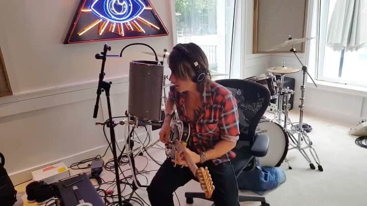 キース・アーバンのインスタグラム：「Talk box in socks?!!!! #TexasTime」