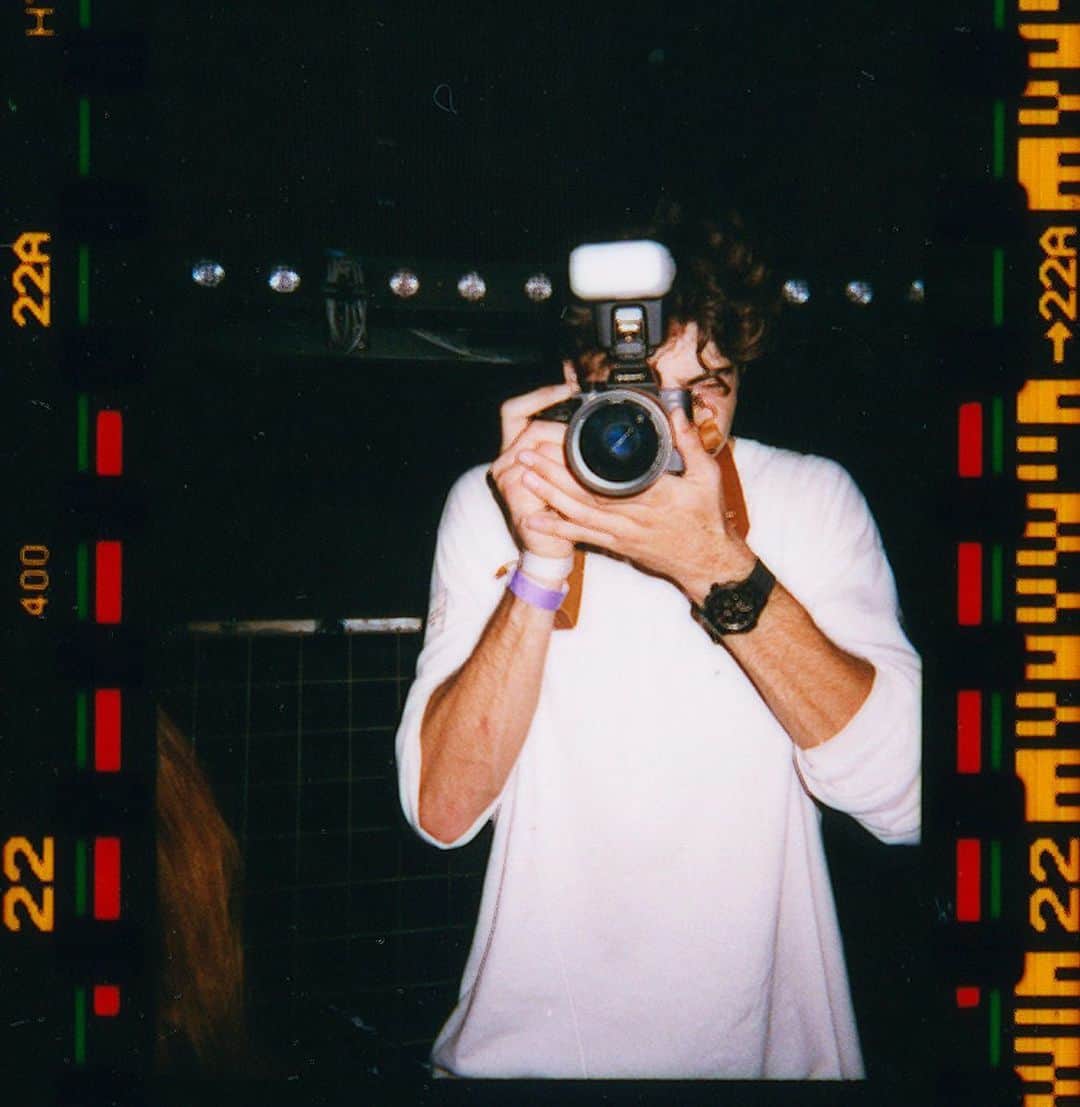 ノア・センティネオのインスタグラム：「Stole this camera at EDC Las Vegas 2018 while being the 3rd most important groupie of @artymusic . Non of us slept until 7am but goddamnit did we dance.」