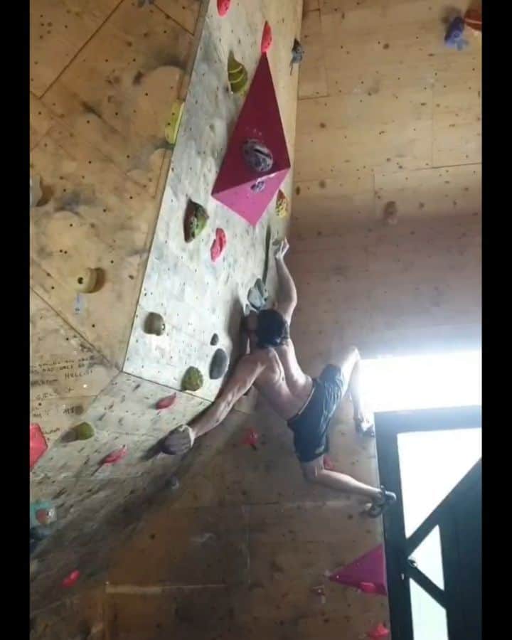 イェルネイ・クルーダーのインスタグラム：「Quarantine continue...🛂🚷 @scarpaspa @ocun.climbing @vibram @snowmonkeyflask」