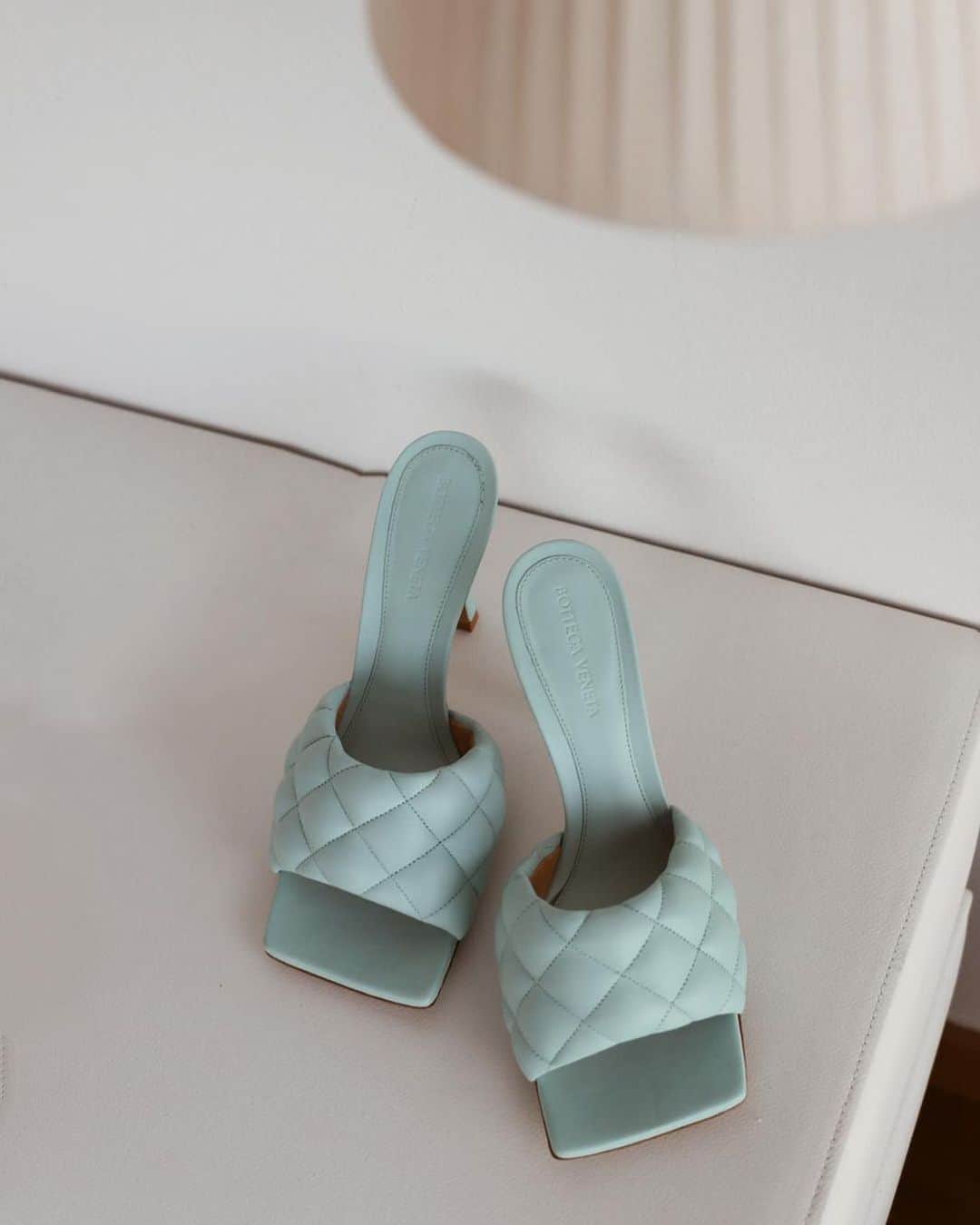 ジョアナ・サンスのインスタグラム：「Saturday night🌌 Between pillows ☁️ #shoelover」