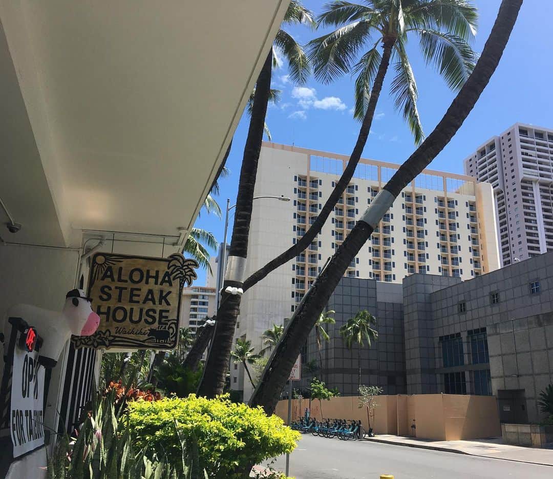 のインスタグラム：「It’s a fine day today! テイクアウト日和。  #takeoutzetton #togozetton #ubereats #stayhome #stayhealthy #eattakeout  #zigu #alohasteakhouse #pleaseletusknowyourrequest #ゼットンハワイ #テイクアウト承ります　#リクエストお聞かせ下さい！#hawaii #waikikirestaurant #hawaiifoodie #hawaiigourmet  #curbside #curbsidepickup」
