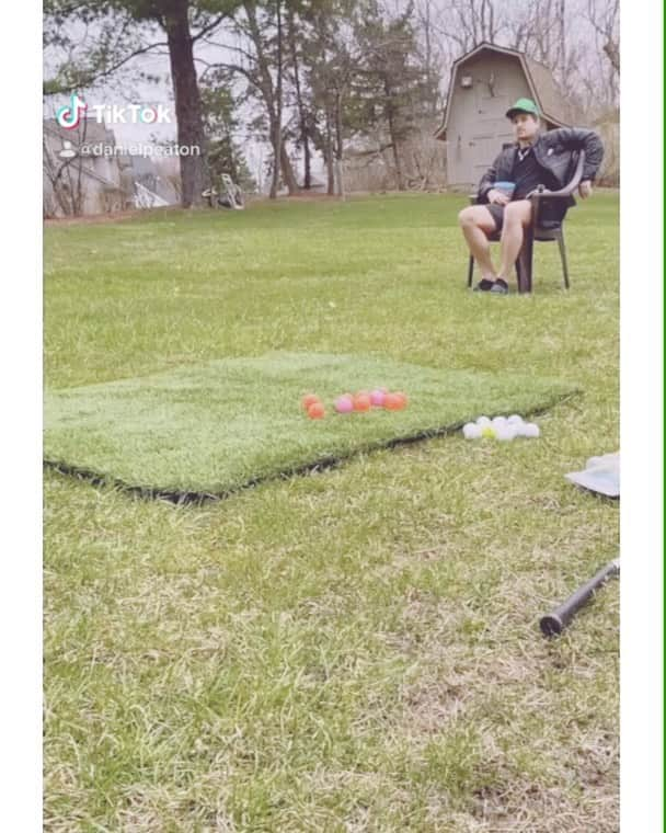 ダニエル・イートンのインスタグラム：「Golf Trick Shot Day 3 guest starring @pom_pom9 #golf #golfing #pga #golftrickshot @golf.kings_ #quarantinelife」