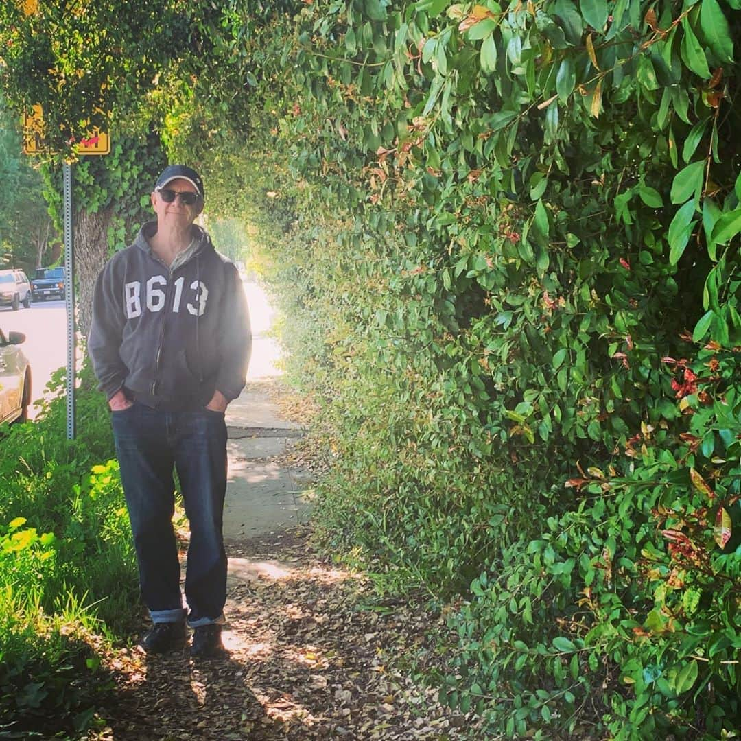 ジェフ・ペリーさんのインスタグラム写真 - (ジェフ・ペリーInstagram)「Neighborhood #socialdistancing walks are good for the soul 🙏🏻. Stay safe, stay positive. ❤️ you guys」4月5日 6時36分 - jeffperryreal