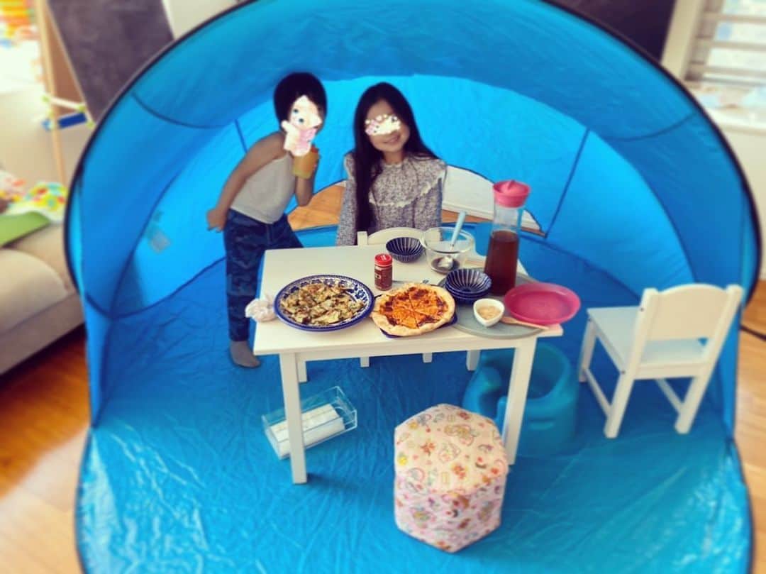 涼紫央さんのインスタグラム写真 - (涼紫央Instagram)「ピクニック気分で おうちランチ^ ^ #6歳 #3歳 #生後262日 #生後8ヶ月 #姉弟弟」4月5日 7時06分 - toitoitoi