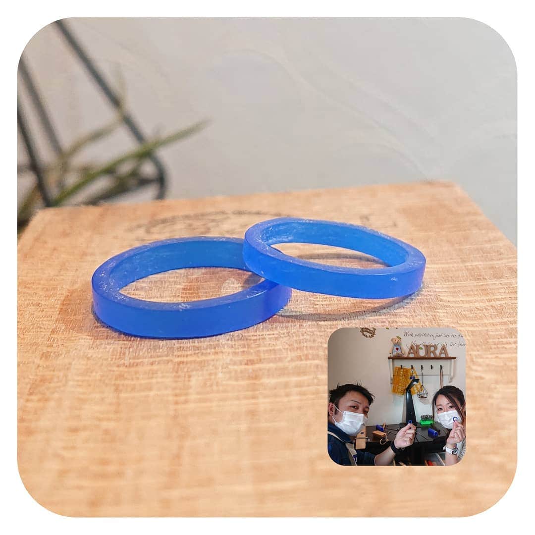 手作り指輪【ジュエリーアウラ】福岡のインスタグラム：「【手作り結婚指輪】 本日は、ワックスでつくる 結婚指輪の原型づくり 「シンプルコース」の カップルさま。  こんな時ですが、 楽しく手作り出来ましたよ。  マスク姿のお二人も 「これも想い出に・・」 笑って話せる日まで コロナウィルスを 撃退しましょう✨  結婚指輪の納期が コロナウィルスの影響で 遅れております。  余裕をもって お越し下さい。  100%手作り&オーダーメイド専門店 あなたの輝きを引き出す 【ジュエリーアウラ】 www.au-ra.com  #ジュエリーアウラ #jewelry.aura #手作り結婚指輪 #北九州婚 #福岡北九州で人気のジュエリーサロン #ご紹介ありがとうございます #アウラ20周年特典あります #コロナウィルス対策万全 #除菌99.9%アロマで空間除菌 #完全ご予約制度  #カップル様貸し切り #マスク着用 #24時間ネット予約はHPより」