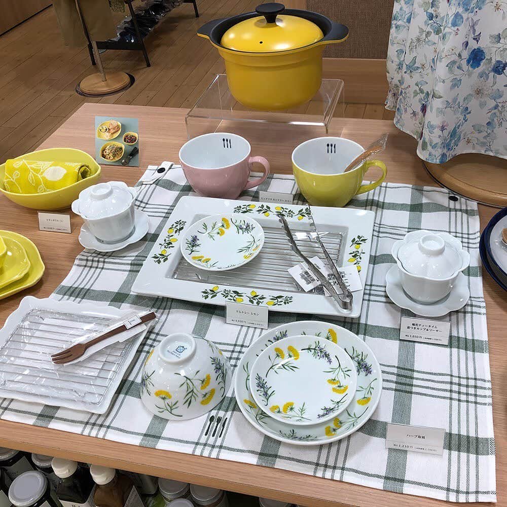 daimarusapporoさんのインスタグラム写真 - (daimarusapporoInstagram)「【春の食卓に🍋】 . 7階〈シェア・ウィズ・栗原はるみ〉では、イエローをベースにしたキッチンアイテムが新登場しています😊 . ローズマリーやフェンネルの花をモチーフにしたハーブ柄のプレートやレモンモチーフのボウル、万能なべ、エプロンなど食卓が明るくなっちゃうラインアップです✨ . 栗原はるみさんのキッチンアイテムは使いやすくひと工夫加えたものが数多くありますが、写真7枚目の「ランチボックス」には、「持ち手」がついています。 お弁当の取り扱いやレンジから取り出す時も便利ですよ🍱 . 写真8枚目はサラダ用。スノコがついているので水切りできちゃいます🥗 . 他にも店頭にはおすすめアイテムが勢ぞろい。 今年はイエローベースのキッチングッズで食卓を華やか彩ってみませんか🌼 . #栗原はるみ #キッチン #キッチングッズ #ランチボックス #大丸札幌」4月5日 17時57分 - daimarusapporo