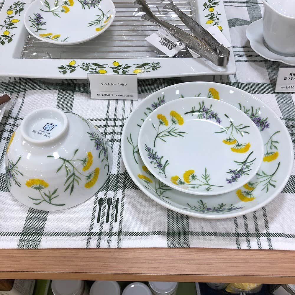 daimarusapporoさんのインスタグラム写真 - (daimarusapporoInstagram)「【春の食卓に🍋】 . 7階〈シェア・ウィズ・栗原はるみ〉では、イエローをベースにしたキッチンアイテムが新登場しています😊 . ローズマリーやフェンネルの花をモチーフにしたハーブ柄のプレートやレモンモチーフのボウル、万能なべ、エプロンなど食卓が明るくなっちゃうラインアップです✨ . 栗原はるみさんのキッチンアイテムは使いやすくひと工夫加えたものが数多くありますが、写真7枚目の「ランチボックス」には、「持ち手」がついています。 お弁当の取り扱いやレンジから取り出す時も便利ですよ🍱 . 写真8枚目はサラダ用。スノコがついているので水切りできちゃいます🥗 . 他にも店頭にはおすすめアイテムが勢ぞろい。 今年はイエローベースのキッチングッズで食卓を華やか彩ってみませんか🌼 . #栗原はるみ #キッチン #キッチングッズ #ランチボックス #大丸札幌」4月5日 17時57分 - daimarusapporo