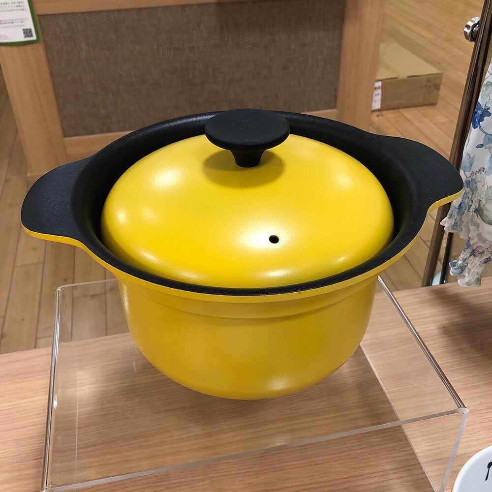 daimarusapporoさんのインスタグラム写真 - (daimarusapporoInstagram)「【春の食卓に🍋】 . 7階〈シェア・ウィズ・栗原はるみ〉では、イエローをベースにしたキッチンアイテムが新登場しています😊 . ローズマリーやフェンネルの花をモチーフにしたハーブ柄のプレートやレモンモチーフのボウル、万能なべ、エプロンなど食卓が明るくなっちゃうラインアップです✨ . 栗原はるみさんのキッチンアイテムは使いやすくひと工夫加えたものが数多くありますが、写真7枚目の「ランチボックス」には、「持ち手」がついています。 お弁当の取り扱いやレンジから取り出す時も便利ですよ🍱 . 写真8枚目はサラダ用。スノコがついているので水切りできちゃいます🥗 . 他にも店頭にはおすすめアイテムが勢ぞろい。 今年はイエローベースのキッチングッズで食卓を華やか彩ってみませんか🌼 . #栗原はるみ #キッチン #キッチングッズ #ランチボックス #大丸札幌」4月5日 17時57分 - daimarusapporo