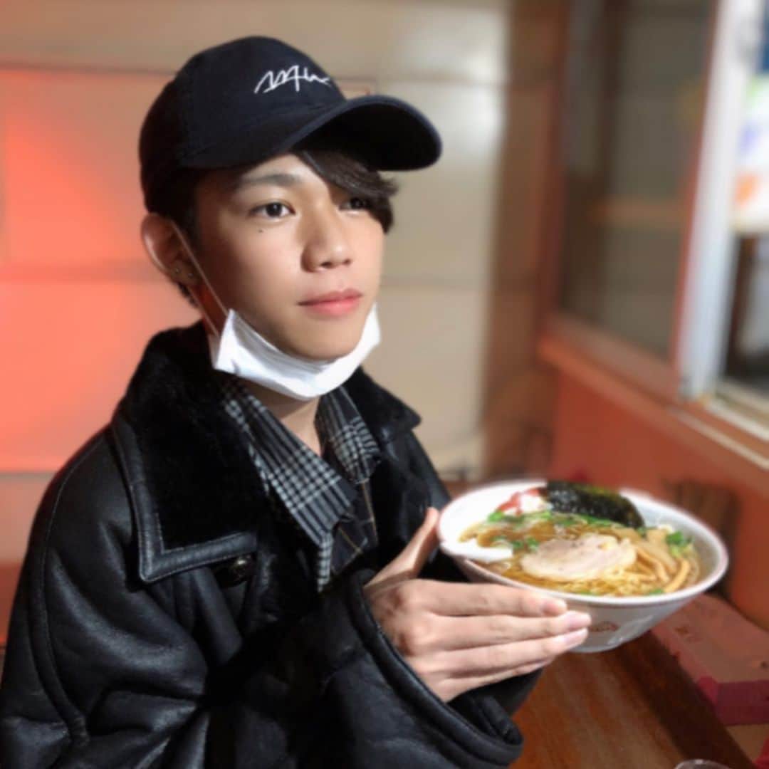 ゆうじのインスタグラム：「ラーメン大好き少年 #ゆうじ #YouTuber #ラーメン」