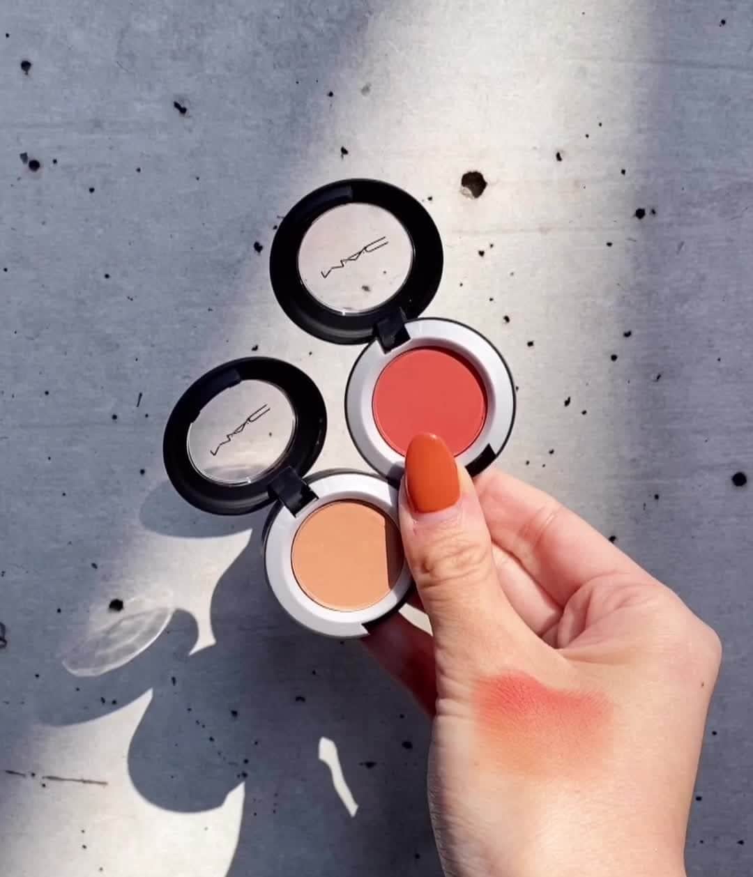 M∙A∙C Cosmetics Japanのインスタグラム：「ミスティマットな仕上がりが楽しめるパウダー キスシリーズから新登場したアイシャドウ🌸﻿ ソフトでなめらかな質感、ブレンドしやすく柔らかな仕上がりです✨﻿ ㅤ﻿ ↓↓使用製品↓↓﻿ パウダー キス アイシャドウ [ワット クラウト！] ﻿ パウダー キス アイシャドウ [ソー オート ライト ナウ] ﻿ ㅤ﻿ ㅤ﻿ 【公式オンラインショップ限定キャンペーン】﻿ 対象製品(パウダーキス リキッド リップカラー、﻿ パウダーキス アイシャドウ、グロー プレイ ブラッシュ)のうちいずれか1製品を含む 税込8,250円以上購入のお客様にオリジナルポーチをプレゼント🎁﻿ ㅤ﻿ *全国のM･A･Cカウンターでのプレゼントキャンペーンにつきましては、今回は実施を延期致します。﻿ 実施時期が決まり次第、再度お知らせさせていただきます。﻿ ㅤ﻿ ㅤ﻿ #MACPowderKiss﻿ #MACPowderKissLiquidLipcolour﻿ #MACPowderKissEyeshadow﻿ #MACパウダーキス﻿ ㅤ﻿ #MACCosmeticsJapan #MACCosmetics #MAC #MACコスメ #コスメ #メイク #化粧品 #デパコス #コスメ部 #コスメ好きさんと繋がりたい #コスメ紹介 #おすすめコスメ #新作コスメ #春メイク #春コスメ #ピンクメイク #オレンジメイク #テラコッタメイク #ブラウンメイク #トレンドメイク #アイシャドウ﻿」