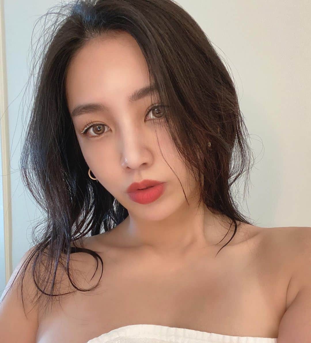 megbabyのインスタグラム：「セルフィ久しぶり🤎#お正月の水着のあと🧐」