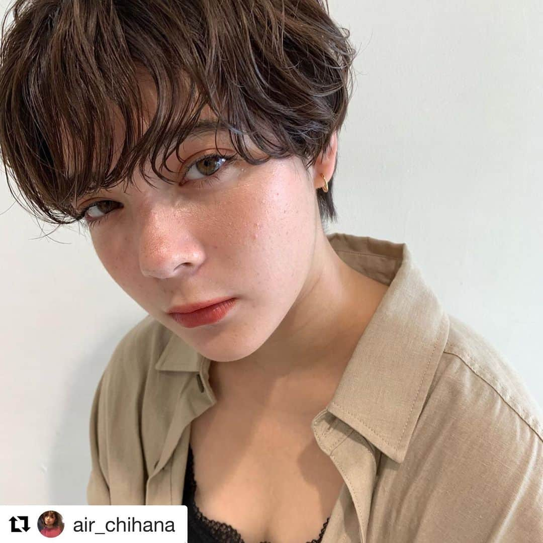 THROW 【スロウ】さんのインスタグラム写真 - (THROW 【スロウ】Instagram)「#Repost @air_chihana with @get_repost ・・・ ハンサムショート💄 少しセミウェットな質感に。。 hair make by me❤︎ . . . #air #lovest #airaoyama #美容室 #美容院 #青山 #表参道 #カット #カラー #トリートメント #プラチナトリートメント #超音波トリートメント #ハイライトカラー #ローライトカラー #グラデーションカラー #バレイヤージュ #スロウカラー  #超音波アイロン #子連れOK #個室完備 #作品撮り #hair #cut #color #perm #treatment #carepro ・ ・ ・ ＊＊＊＊＊＊＊＊＊＊＊＊＊＊＊＊＊＊＊ air-AOYAMA ✂︎ 美容室 最寄駅 表参道駅 B2出口より徒歩5分 〠150-0001  東京都渋谷区神宮前5-51-8  La Porte Aoyama 5F (マカロンで有名なピエールエルメさんが1Fに 入っているビルの5Fです) ☎︎03-3486-8261 HPに記載のweb予約よりご新規のお客様 20%offにてご案内☆ (プロフィール画面にURLを載せてあります)  営業時間 平日、土曜 11:00〜21:00 木曜のみ  11:00〜20:00 日曜、祝日 10:00〜19:00  お子様連れのお客様も大歓迎です！ 予約の際にお気軽におっしゃってくださいね◡̈⃝ ＊＊＊＊＊＊＊＊＊＊＊＊＊＊＊＊＊＊＊」4月5日 16時35分 - throwcolor