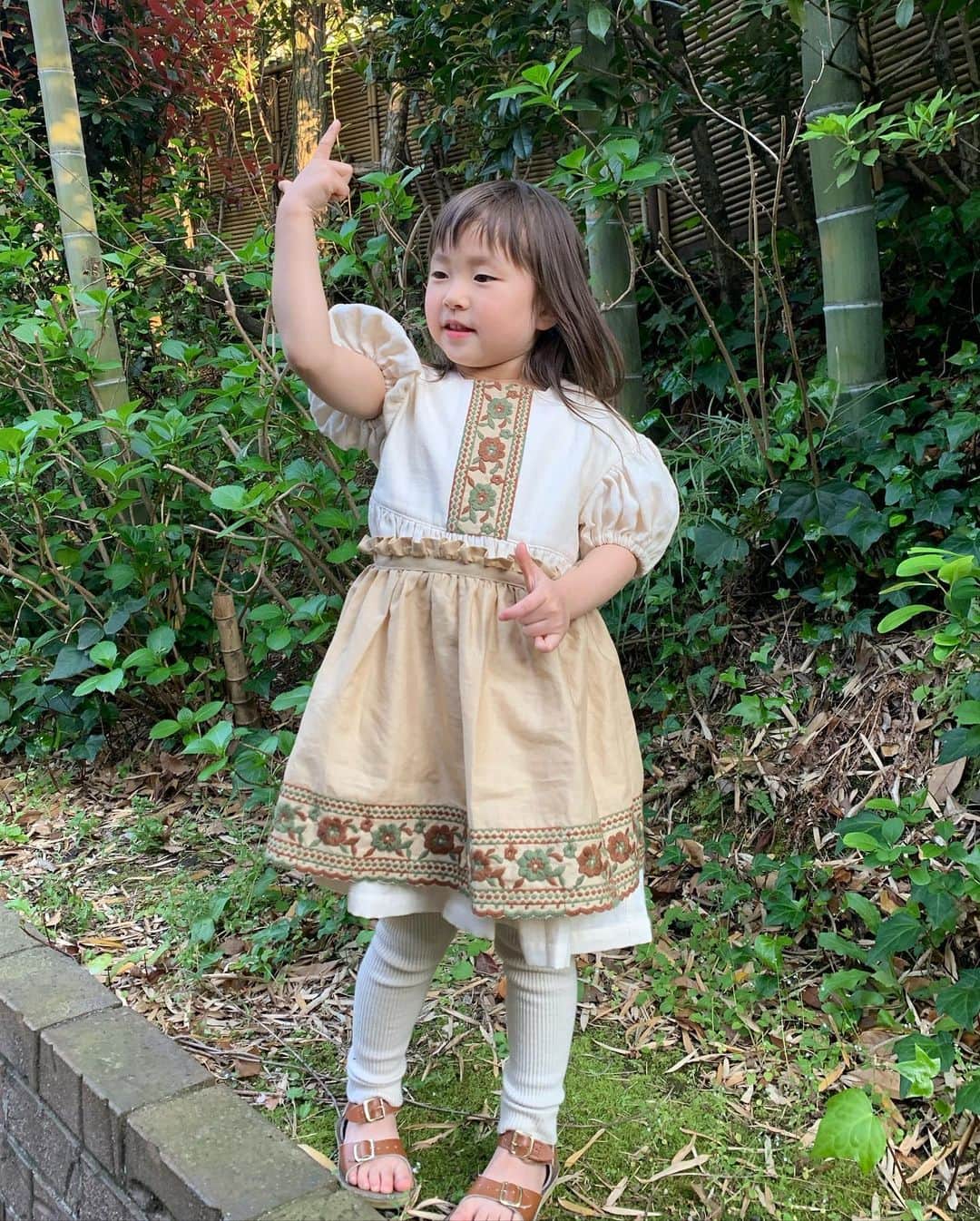坂本美雨さんのインスタグラム写真 - (坂本美雨Instagram)「激しい性格やハスキーボイスはさておき、髪色のせいかロマンチックなお洋服がなじむので、かぁちゃんはうらやましいなぁ。  いつも丁寧でこだわりのつまった手仕事に感激します。 ありがとう…♡ @___daughterandson . . #今日のなまこちゃん #子供服 #庭にそろそろ竹の子でてくる季節  #4歳8ヶ月」4月5日 16時38分 - miu_sakamoto
