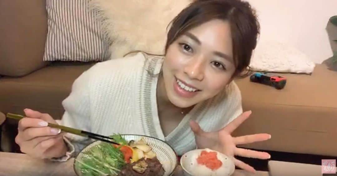 わちみなみのインスタグラム：「YouTube登録してくれた方が1万人﻿ 超えたので記念かねて夜ご飯一緒に食べる﻿ ライブしました😊﻿ みてくれてありがとう！﻿ ﻿ 今夜は22時からYouTubeライブで﻿ ドラゴン堀江メンバーでzoom飲み会？﻿ やりますよ☺️🌷✨﻿ ﻿ ﻿ #zoom﻿ #リモート会」