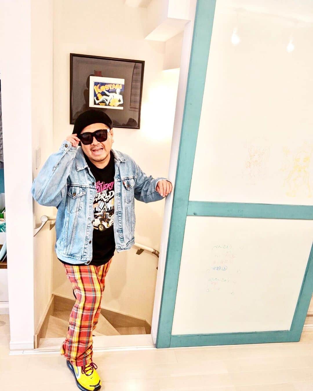 大地洋輔のインスタグラム：「在宅暇つぶし ファッション雑誌風写真  テーマは 「家に帰ってきたら突然写真撮られてサプライズにびっくりしちゃったよ」  Photo by mitsue ・ ●sunglasses @inari_eyedentity ●denim jacket 古着 ●pants @bowwow__official ●shoes @undercover_lab  @nike  #ホワイトボードに子供のメモ #鬼滅の刃のイラスト #よく見たら #奥さん写ってる #恥ずかしっ！ #まぁでも #これはこれで #良いですかね」