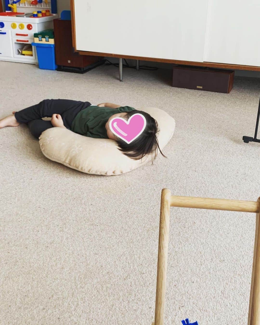 安田美沙子さんのインスタグラム写真 - (安田美沙子Instagram)「みんな寝たー！笑 はんなだけ起きてた🐶✨ 息子寝ぐずり半端なかった💦 授乳枕がオーガニックで気持ち良いみたいで、自分のもののようにフィットしている。。。 . . . 赤ちゃんは、これでもかというくらい寝る。たまに心配になって、揺らしてみる。 ヤギさんみたいにメエェ〜と泣くし、プゥ〜とおならするし、笑わせてくれます👶 . . . 寝ればいいものを、みんなが寝るからなんだかテンションあがっちゃったよ。ひとりの時間が貴重⭐️ . . . #stayhome #spring #プゥーで笑ってしまう」4月5日 16時44分 - yasuda_misako