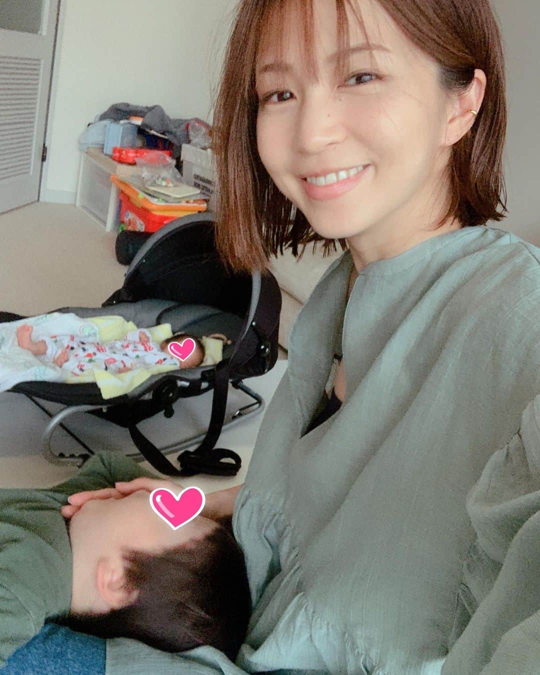 安田美沙子さんのインスタグラム写真 - (安田美沙子Instagram)「みんな寝たー！笑 はんなだけ起きてた🐶✨ 息子寝ぐずり半端なかった💦 授乳枕がオーガニックで気持ち良いみたいで、自分のもののようにフィットしている。。。 . . . 赤ちゃんは、これでもかというくらい寝る。たまに心配になって、揺らしてみる。 ヤギさんみたいにメエェ〜と泣くし、プゥ〜とおならするし、笑わせてくれます👶 . . . 寝ればいいものを、みんなが寝るからなんだかテンションあがっちゃったよ。ひとりの時間が貴重⭐️ . . . #stayhome #spring #プゥーで笑ってしまう」4月5日 16時44分 - yasuda_misako