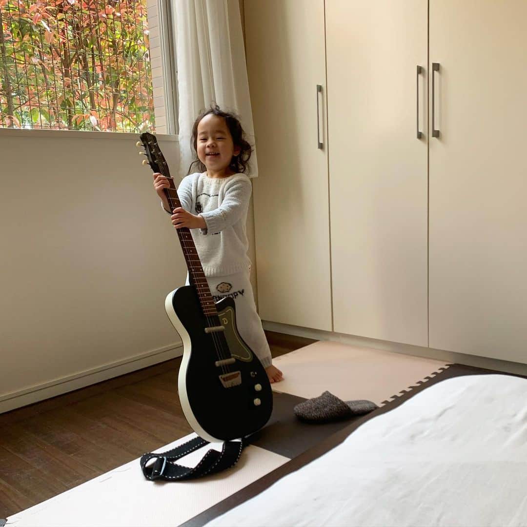 トムセン陽子さんのインスタグラム写真 - (トムセン陽子Instagram)「朝、ギター弾いて起こしてくれるなんて、最高じゃないか、娘よ。 . . . #ベリ #3ちゃい #guitargirl」4月5日 17時10分 - yokothomsen