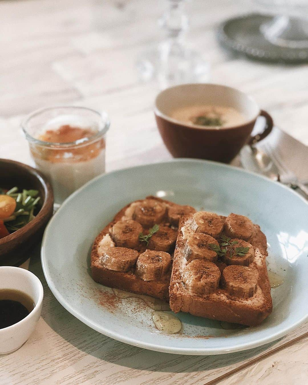 小原優花さんのインスタグラム写真 - (小原優花Instagram)「ランチ🍴🥰 ＊ブランパンのバナナ×シナモンクリームチーズトースト ＊クレソンとトマトのサラダ(バルサミコドレッシング) ＊えのきとベーコンとオニオンの豆乳スープ ＊MIXフルーツヨーグルト ・ ・ 低糖質のブランパンを美味しく食べるランチ！😋😋 食パンにクリームチーズを塗ってカットしたバナナを並べて、バナナに焼き色がつくまでオーブンで焼きます🍞 シナモンパウダーとはちみつをかけて、チャービルをトッピングしたら完成🍯💕 ・ kiriのクリームチーズすき🐮♡ ・ #ゆんごはん」4月5日 17時12分 - yunkoro519